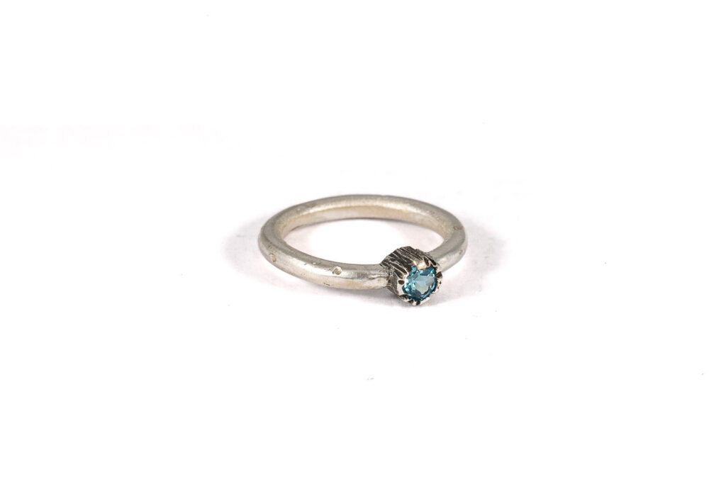 Maraljoies - Anillo artesanal de plata con topacio azul