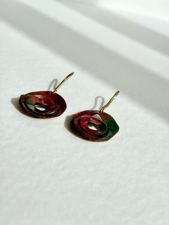 Pendientes artesanales modelo Rosas de sant jordi esmaltadas de Maraljoies 2