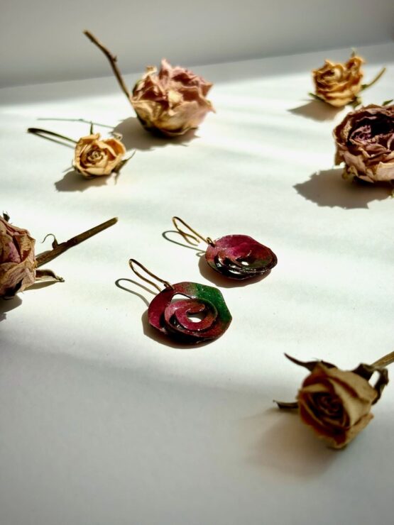 Pendientes artesanales modelo Rosas de sant jordi esmaltadas de Maraljoies 3