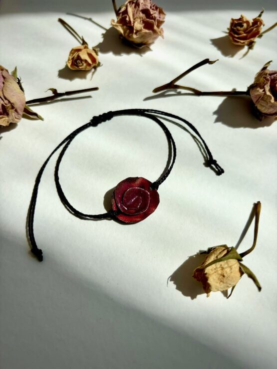 Collar artesanal modelo Rosas de sant jordi esmaltadas de Maraljoies 1