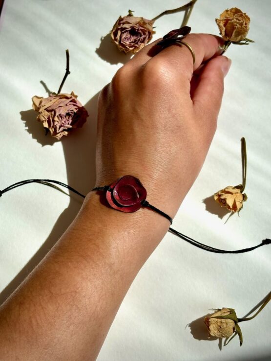 Pulsera artesanal modelo Rosas de sant jordi esmaltadas de Maraljoies 2