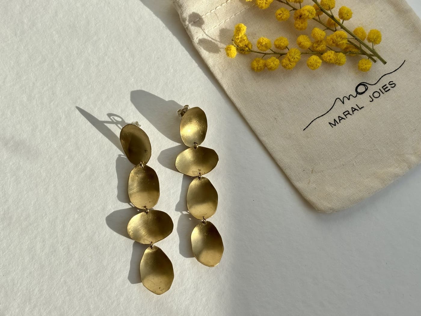 Maraljoies - Pendientes Pétalos grandes asimétricos dorados
